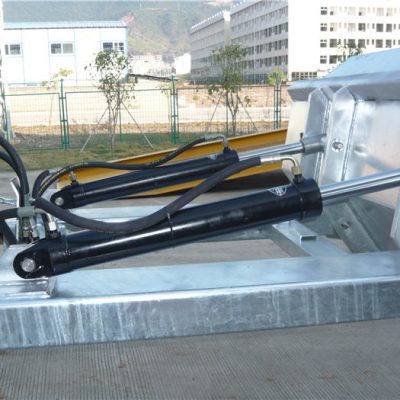 Könnyen használható pozitív reteszelő mechanizmus. A biztonsági lánc rögzíti a garatot a jármű kezeléséhez. A hegesztett varratok megakadályozzák a szivárgást. Különösen mély villásnyílások. 2 "alakú felső ajkak. Magas láthatóságú kék zománcbevonat